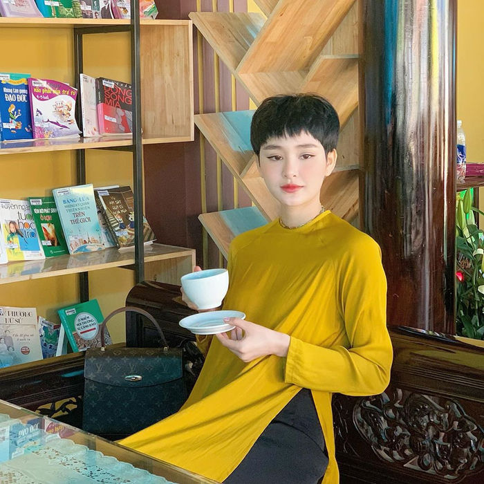Hà Hồ du lịch cùng Kim Lý, Lan Ngọc đi chùa cùng gia đình