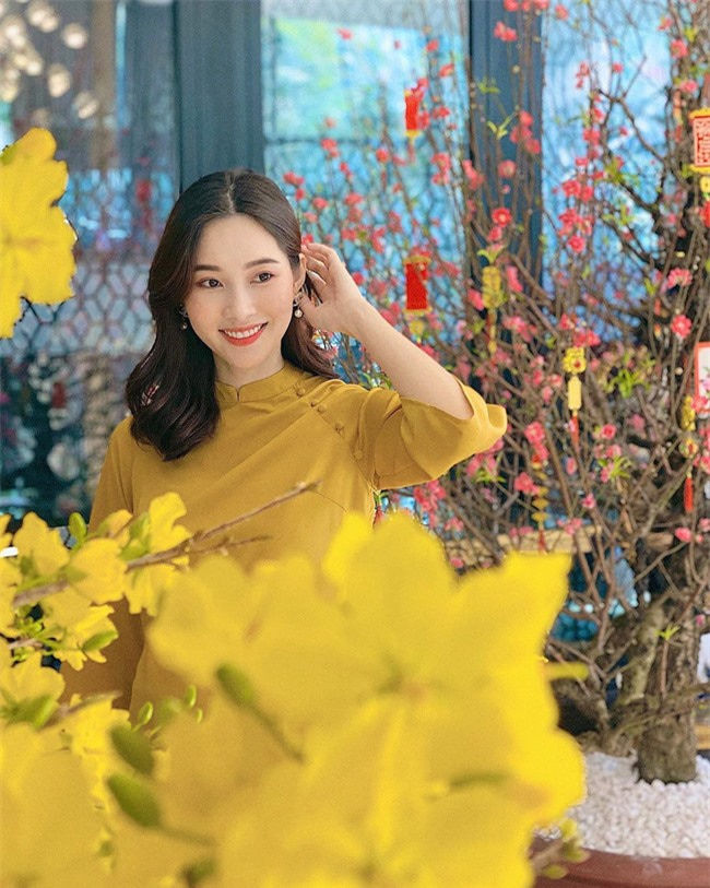Hà Hồ du lịch cùng Kim Lý, Lan Ngọc đi chùa cùng gia đình
