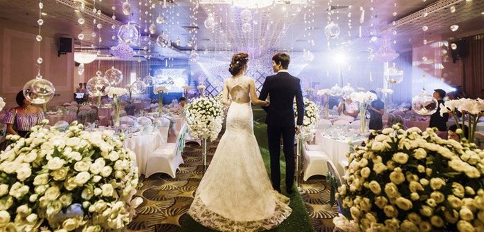 Hay đi du lịch, đám cưới khủng khiến các cặp vợ chồng son lao đao nợ