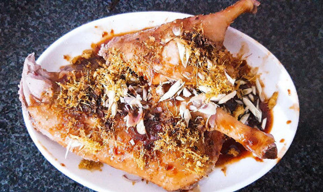 Chỉ với con vịt 120k mẹ nội trợ chế biến thành nướng, dồi siêu ngon