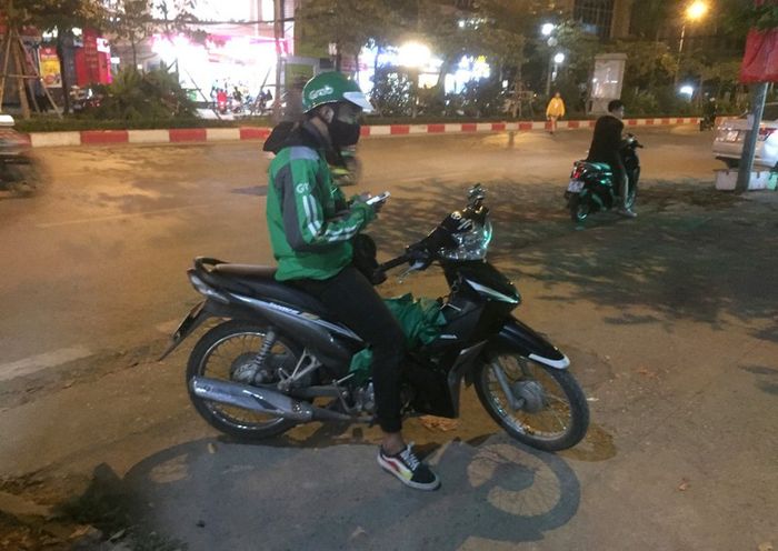 Chú xe ôm không có xế xịn nhưng đủ khẩu trang phát cho khách dùng