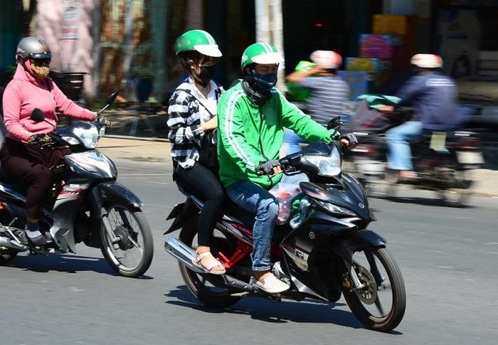 Chú xe ôm không có xế xịn nhưng đủ khẩu trang phát cho khách dùng