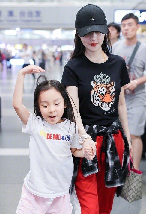 Con gái Lý Tiểu Lộ và Giả Nãi Lượng gây sốt vì càng lớn càng xinh đẹp
