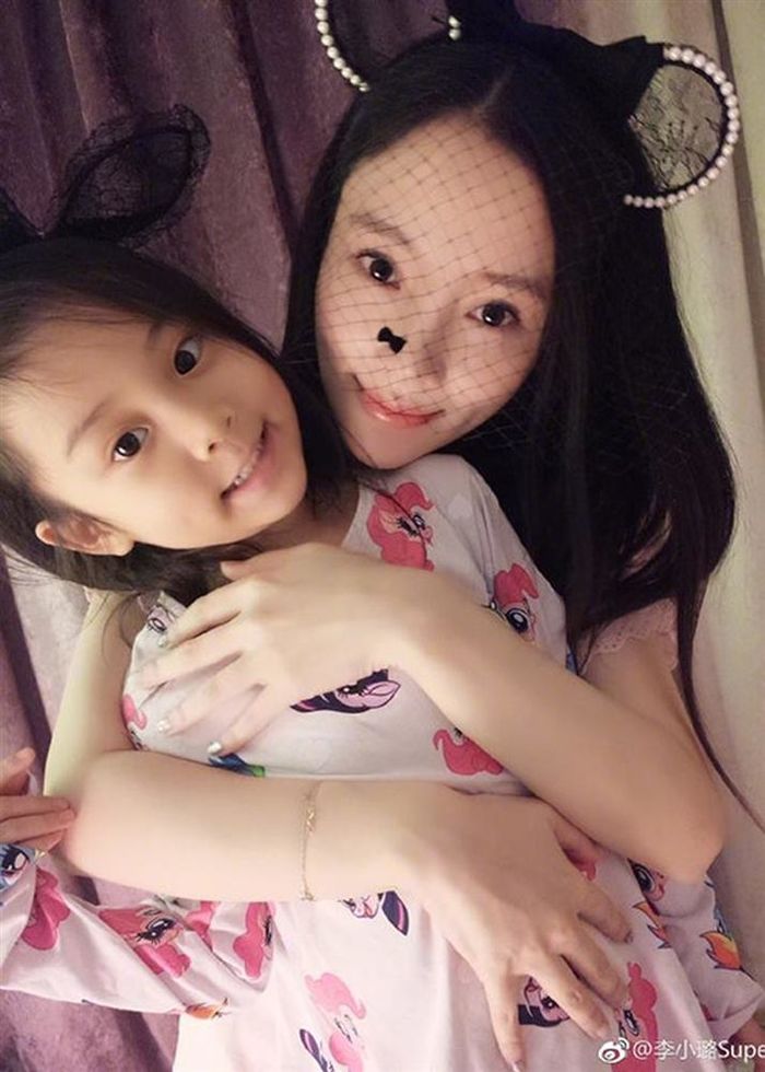 Con gái Lý Tiểu Lộ và Giả Nãi Lượng gây sốt vì càng lớn càng xinh đẹp
