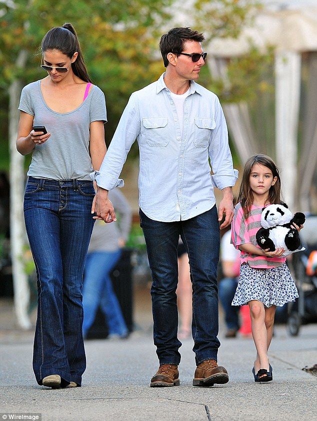 Con gái Tom Cruise giờ đã trưởng thành, càng lớn càng giống mẹ y khuôn