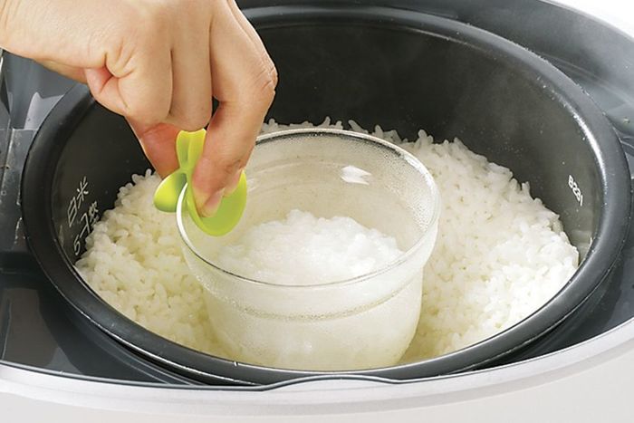 Cho thêm nước nóng hoặc dùng bánh mì để cơm không bị sống, nhão