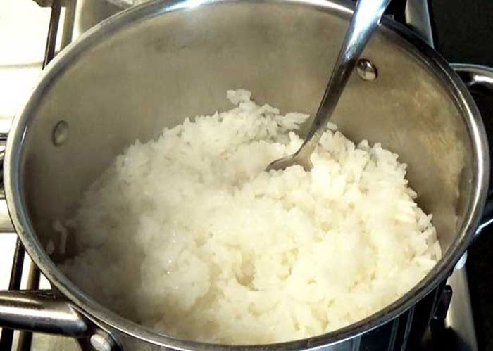 Cho thêm nước nóng hoặc dùng bánh mì để cơm không bị sống, nhão