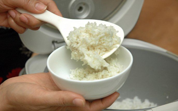 Cho thêm nước nóng hoặc dùng bánh mì để cơm không bị sống, nhão