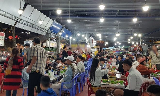 Đà Lạt vỡ trận ngày Tết: Du khách dựng lều ngủ vì không tìm được phòng