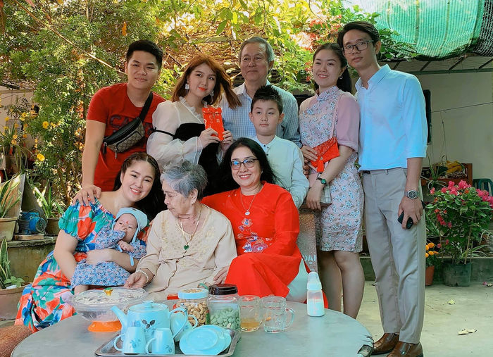 Dàn sao Việt trong ngày đầu năm mới: Ngọc Trinh lì xì cho các cháu
