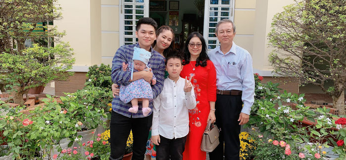 Dàn sao Việt trong ngày đầu năm mới: Ngọc Trinh lì xì cho các cháu