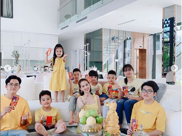 Dàn sao Việt trong ngày đầu năm mới: Ngọc Trinh lì xì cho các cháu