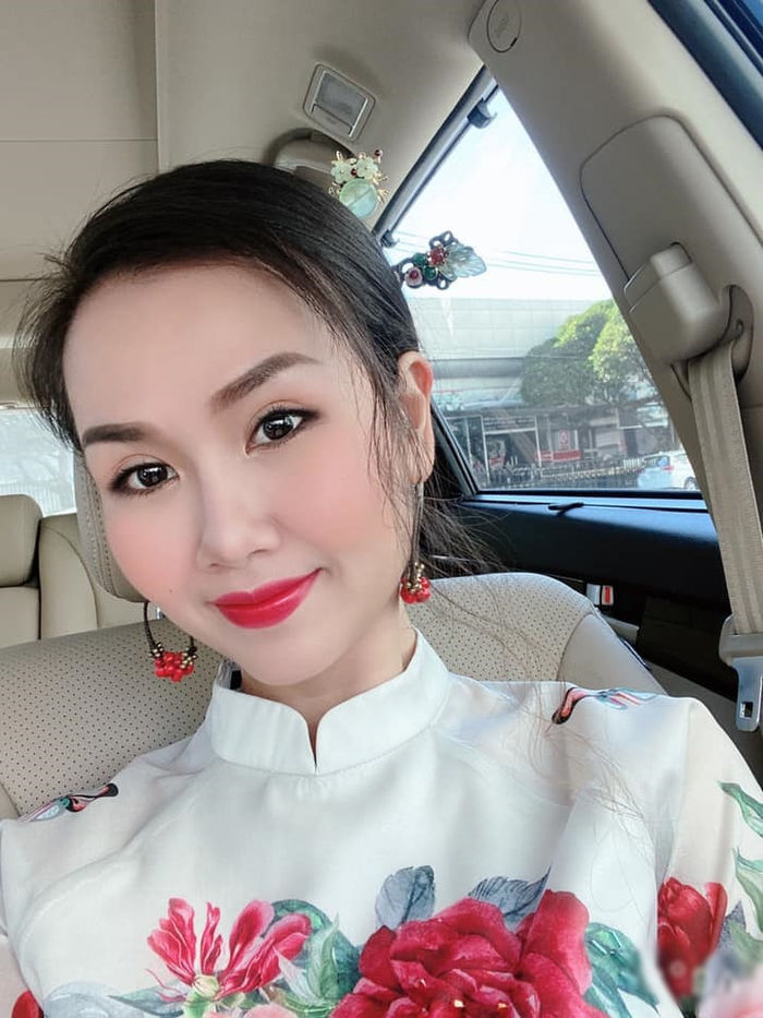 Dàn sao Việt trong ngày đầu năm mới: Ngọc Trinh lì xì cho các cháu