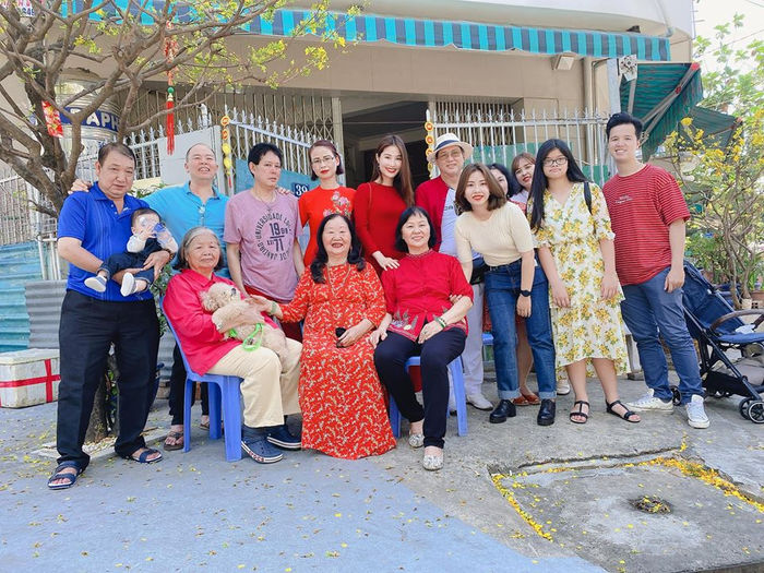 Dàn sao Việt trong ngày đầu năm mới: Ngọc Trinh lì xì cho các cháu
