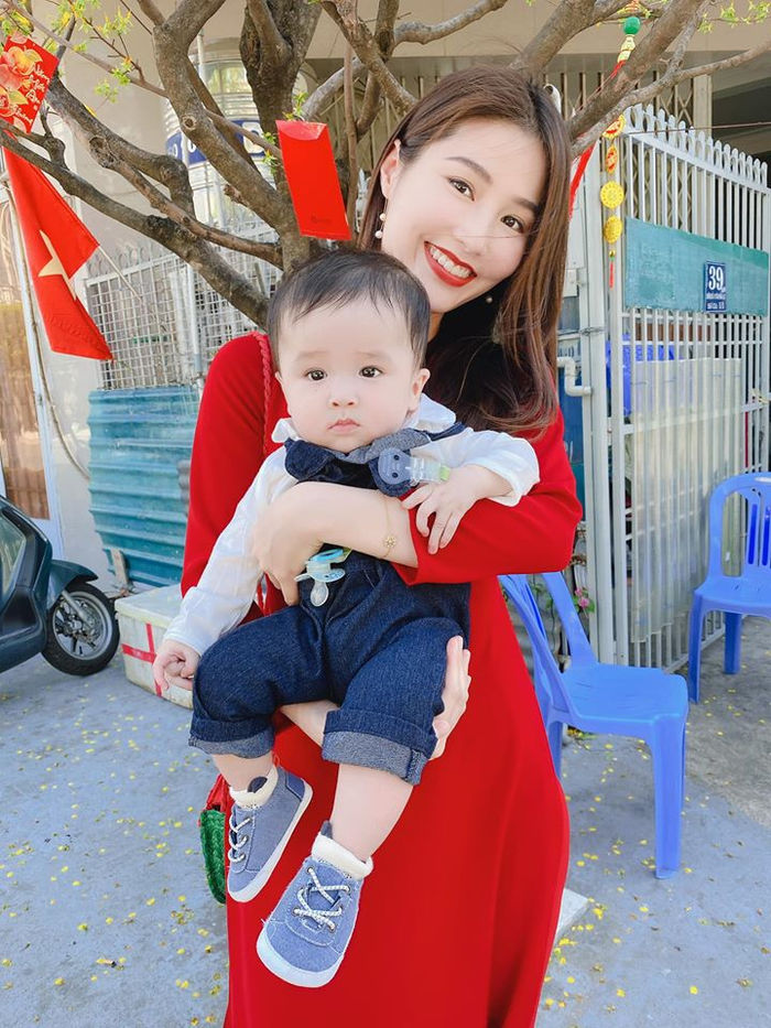 Dàn sao Việt trong ngày đầu năm mới: Ngọc Trinh lì xì cho các cháu