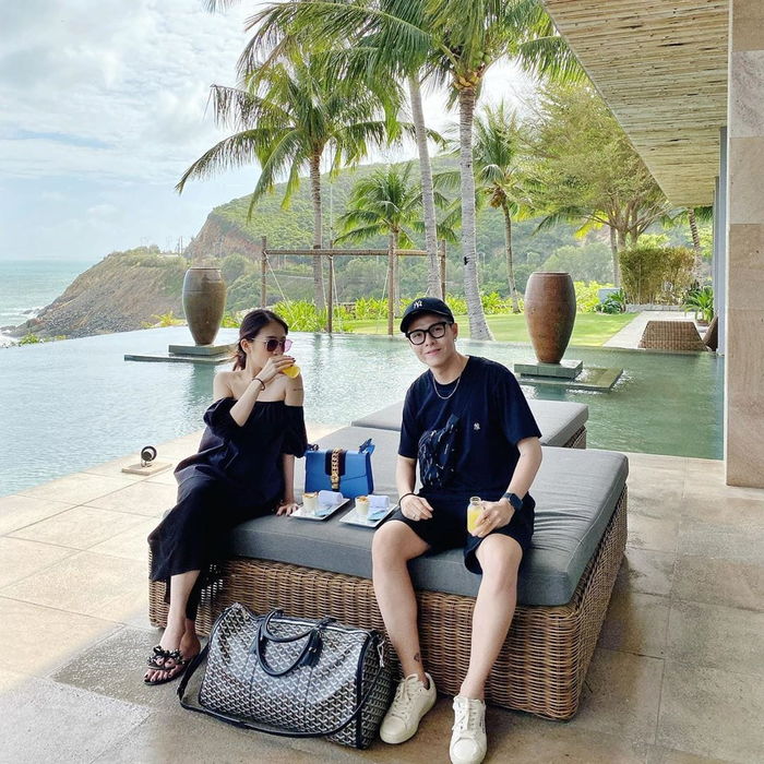 Đẳng cấp rich kid của ái nữ Minh Nhựa: Mang thai vẫn mê khoe túi hiệu