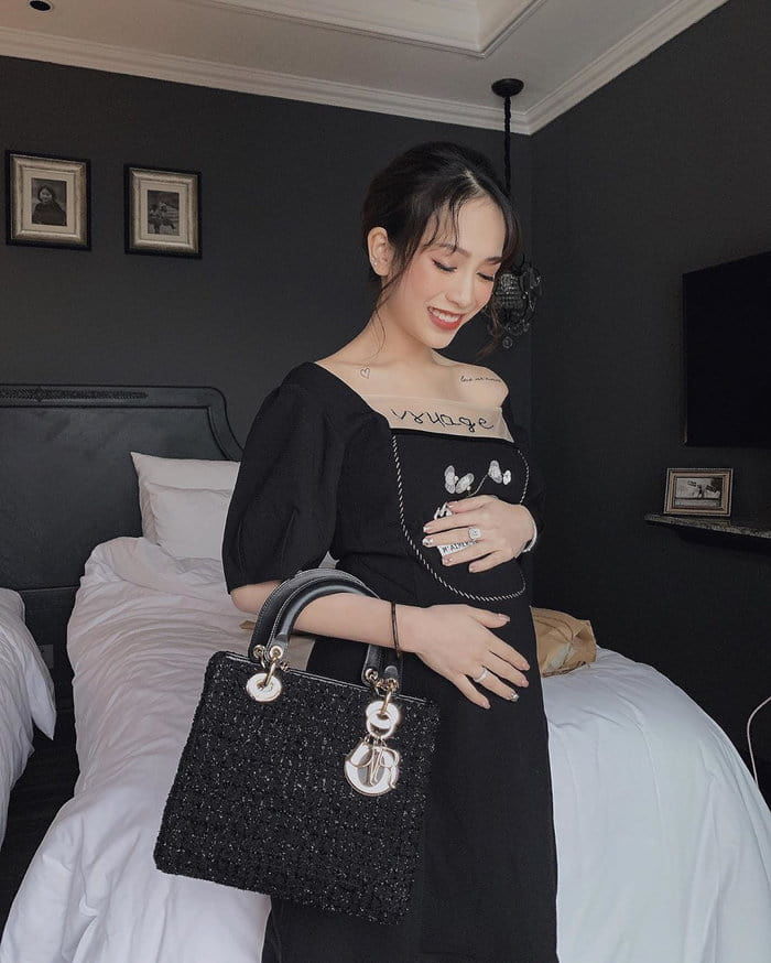 Đẳng cấp rich kid của ái nữ Minh Nhựa: Mang thai vẫn mê khoe túi hiệu