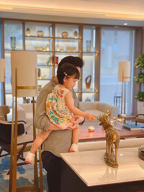Bảo Thy diện đồ bơi gợi cảm, Sam khoe ảnh bên siêu xe màu hồng