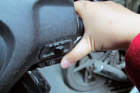 Chỉ bóp 1 phanh, không thay nhớt định kì khiến xe ga hao xăng, dễ hư