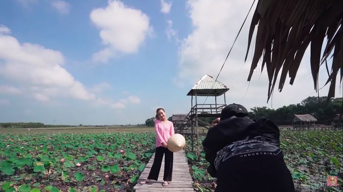 Dịu dàng với áo bà ba, Quỳnh Anh Shyn đốn tim fan vì quá duyên dáng