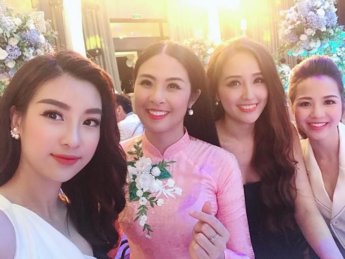 Đọ nhan sắc của dàn Hoa hậu Việt khi cùng đứng chung khung hình