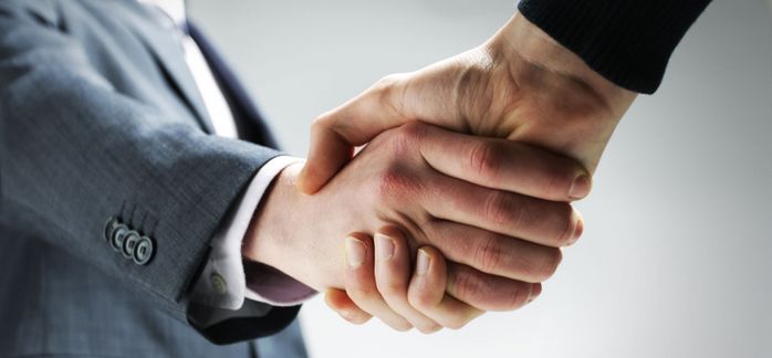 Đọc vị người khác thông qua cách bắt tay, ra dấu OK hay giơ ngón cái