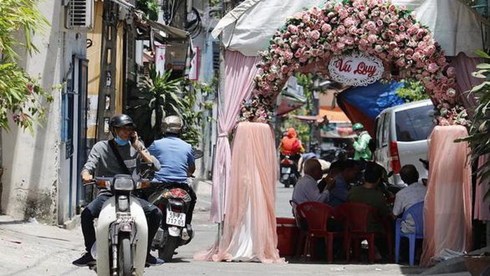 Dựng rạp đám cưới giữa đường sẽ bị phạt từ 2 đến 6 triệu đồng