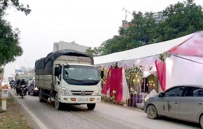 Dựng rạp đám cưới giữa đường sẽ bị phạt từ 2 đến 6 triệu đồng