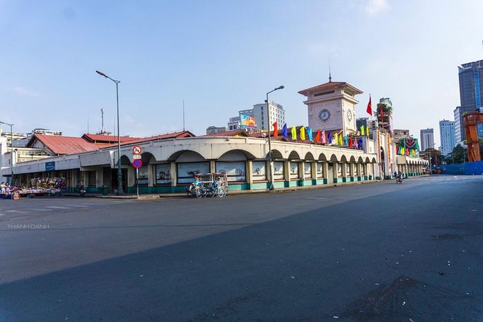 Đường sá Sài Gòn vắng vẻ lạ thường