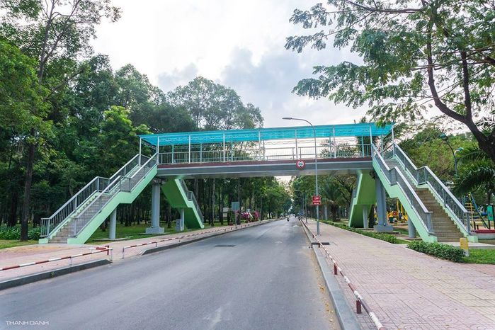 Đường sá Sài Gòn vắng vẻ lạ thường