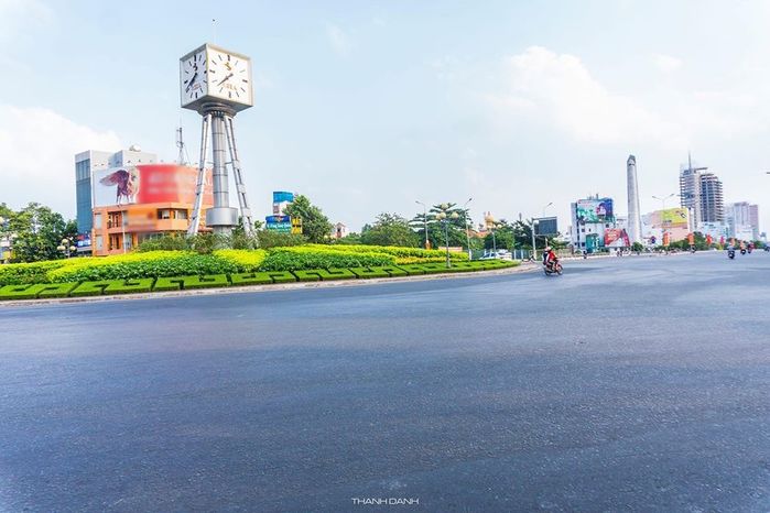 Đường sá Sài Gòn vắng vẻ lạ thường
