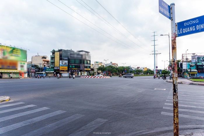 Đường sá Sài Gòn vắng vẻ lạ thường