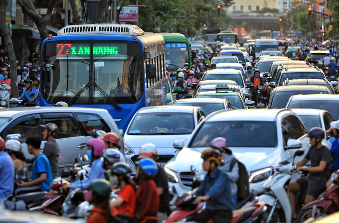 Đường sá Sài Gòn vắng vẻ lạ thường