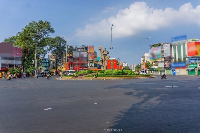 Đường sá Sài Gòn vắng vẻ lạ thường
