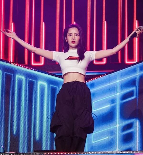 Eo chỉ 54-55cm, Elly Trần và dàn mỹ nhân tích cực diện áo croptop