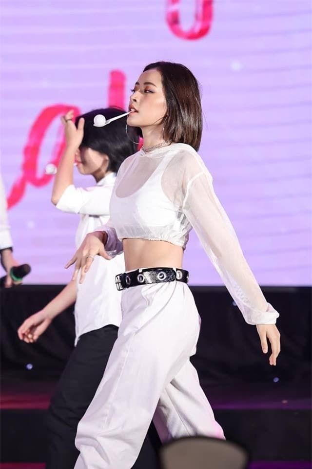 Eo chỉ 54-55cm, Elly Trần và dàn mỹ nhân tích cực diện áo croptop