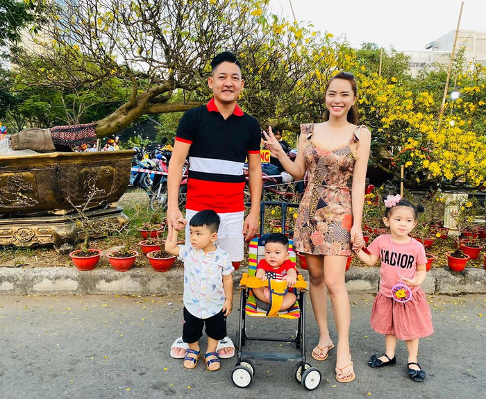 Gia đình sao Việt chụp ảnh tết: Nhà Thúy Diễm gây sốt vì quá đẹp