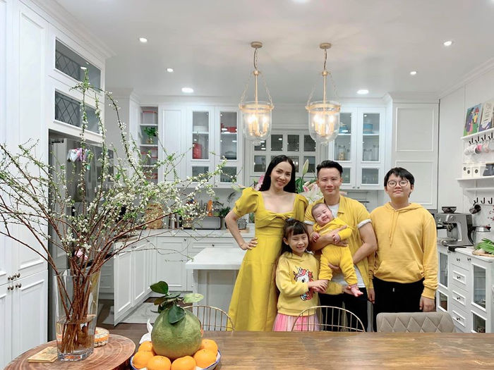 Hà Tăng và dàn sao tất bật trang hoàng nhà cửa đón Tết