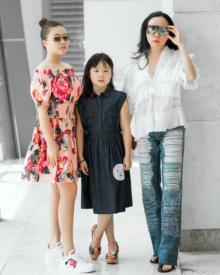 Hai cô con gái của Phượng Chanel cứ lên sóng là được khen hết lời