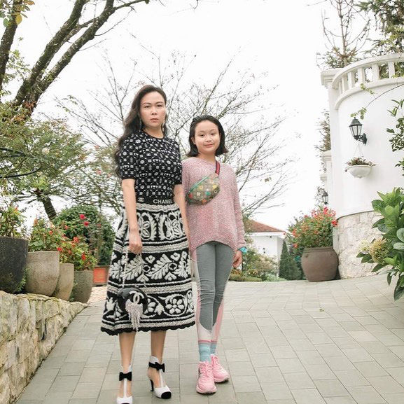 Hai cô con gái của Phượng Chanel cứ lên sóng là được khen hết lời