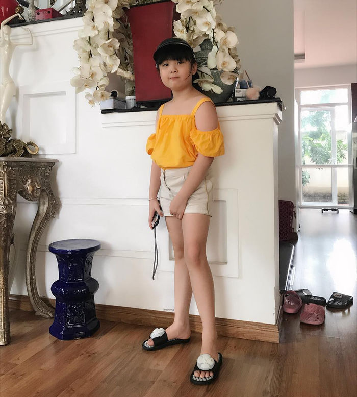 Hai cô con gái của Phượng Chanel cứ lên sóng là được khen hết lời