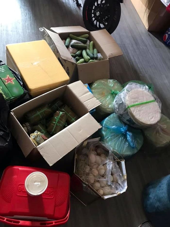 Hành trang lên thành phố ngày đầu năm của CĐM: Va li chất đầy đồ ăn