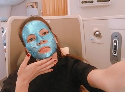 Sao Việt làm đẹp: Hari Won xài kem chống nắng, Nhã Phương uống đủ nước