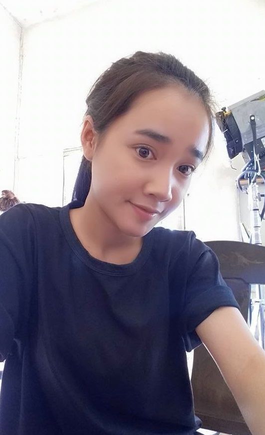 Sao Việt làm đẹp: Hari Won xài kem chống nắng, Nhã Phương uống đủ nước