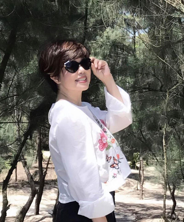 Hậu ly hôn Chí Trung, diễn viên Ngọc Huyền khoe nhan sắc mặn mà U60