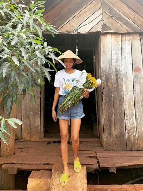 H’Hen Niê để lộ nhà riêng to đẹp khi khoe cảnh đón Tết cùng gia đình