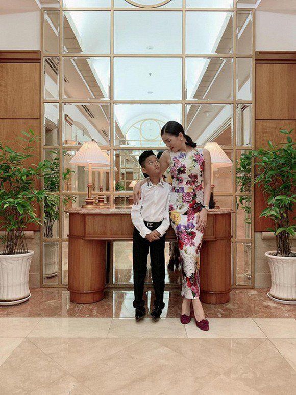 Hiếm hoi lộ diện, con trai Lệ Quyên gây sốt với vẻ ngoài cao lớn