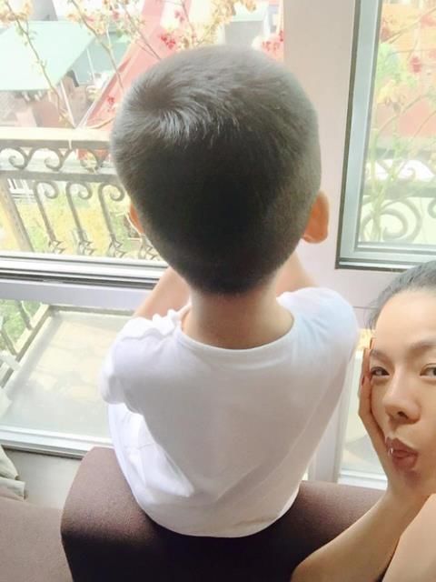 Hiếm hoi lộ diện, con trai Lệ Quyên gây sốt với vẻ ngoài cao lớn