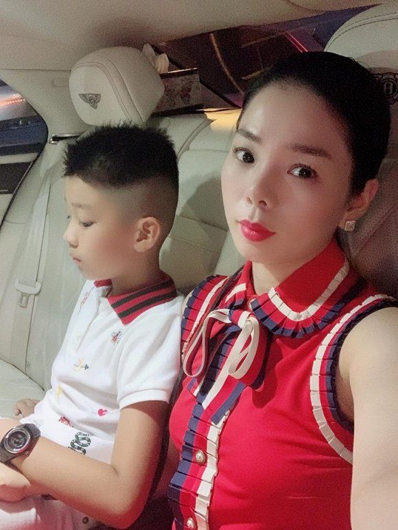 Hiếm hoi lộ diện, con trai Lệ Quyên gây sốt với vẻ ngoài cao lớn