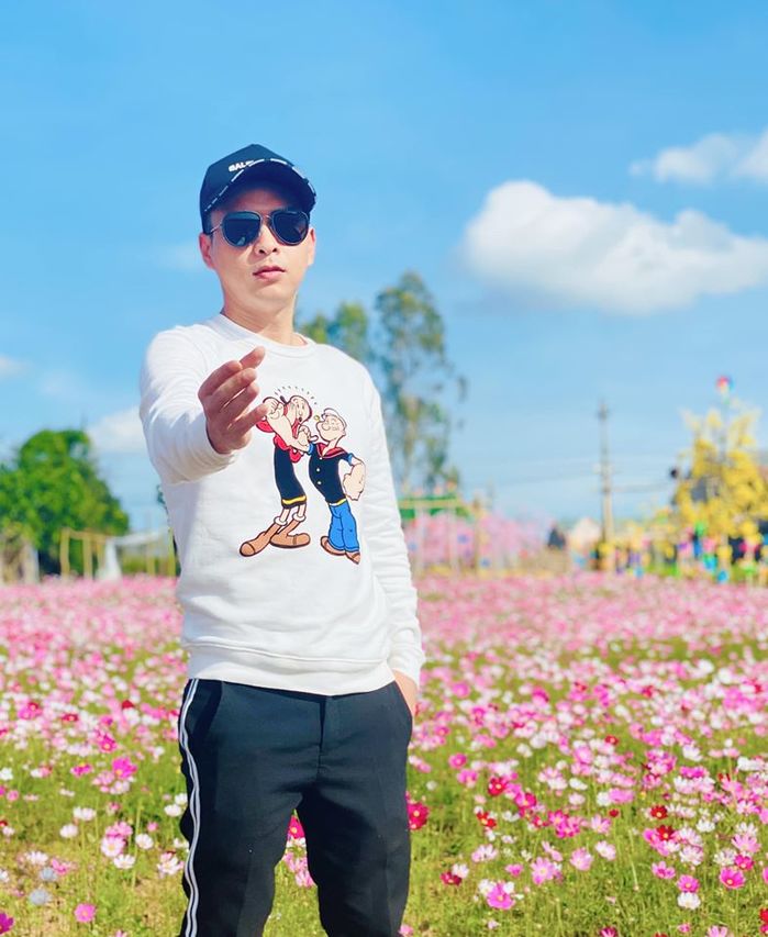 Hồ Quang Hiếu chụp ảnh chào xuân cực đáng yêu, tiết lộ MV mới